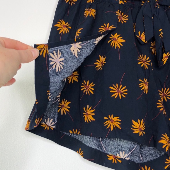 Madewell Pull On Tie Short In Fresh Daisies - Picture 8 of 11